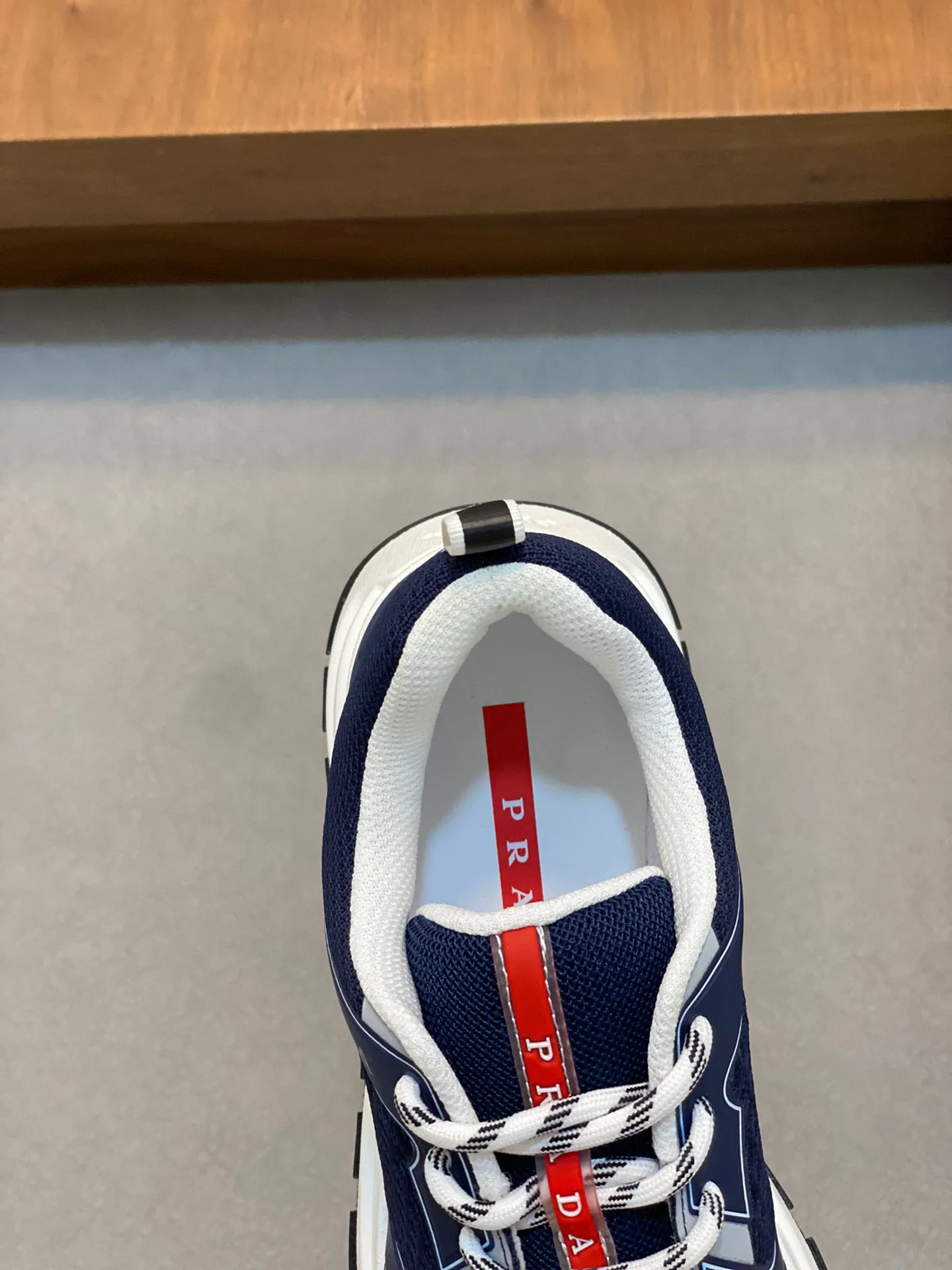 Men's Men's Shoes 💰780 Prada/Prada Men's Leather Casual Sports Shoes, great products made in Guangzhou! Made of imported solid-color calfskin stitched with mesh cowhide upper, three-dimensional geometric segmentation, precision manufacturing, even stitching, the leather texture can be seen at a glance, multi-color splicing, fashionable and generous, soft, comfortable and breathable, decorated with the PRADA letter logo on the outside. The tongue is decorated with the classic letter logo, and the heel is decorated with a fabric strap. It is a classic sports shoe shape of the P family, with a fabric lining, a cowhide footbed with a silver logo, and an exclusive rubber outsole of the P family. The details are carefully crafted, making it a versatile item for travel! Comes with original box and dust bag! Multiple colors available! Size: 39-40-41-42-43-44 standard leather shoe size